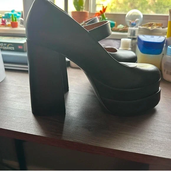 X2B Black faux leather Mary Jane platform heels with gold clasp - Picture 3 of 7